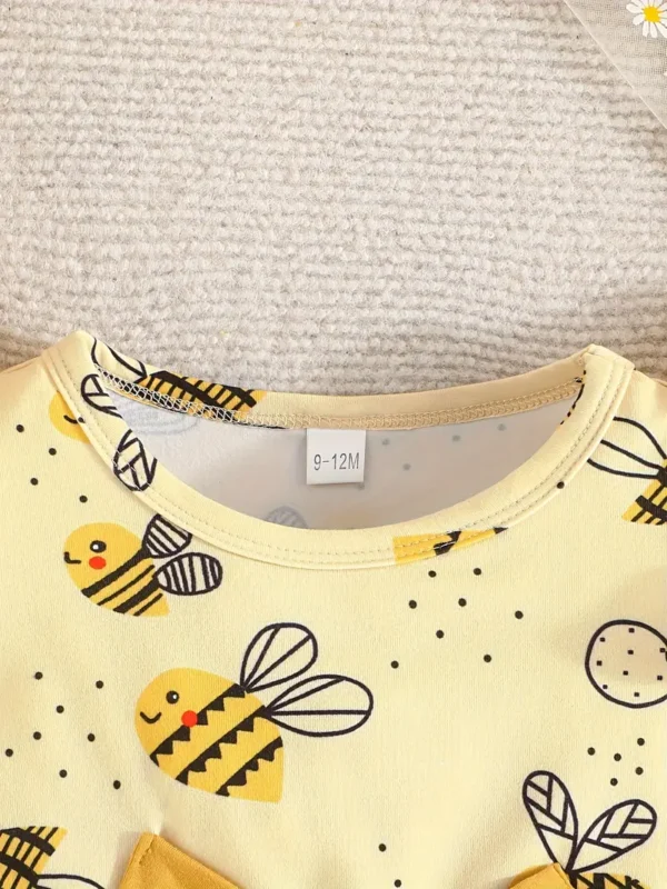 Ensemble de deux pièces pour bébé fille avec imprimé abeille et lettres Ensemble de deux pièces pour bébé fille avec imprimé abeille et lettres, robe décontractée, nœud, motif dessin animé octobre 18, 2024 Kotazando