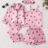 Ensemble de pyjama 5 pièces pour filles avec motif de cœurs d'amour sur toute la surface Ensemble de pyjama 5 pièces pour filles avec motif de cœurs d'amour sur toute la surface, haut à manches longues avec boucle à revers et pantalon assorti, débardeur sans manches, short et masque pour les yeux, ensemble de pyjama décontracté et mignon 26 décembre 2024 Kotazando