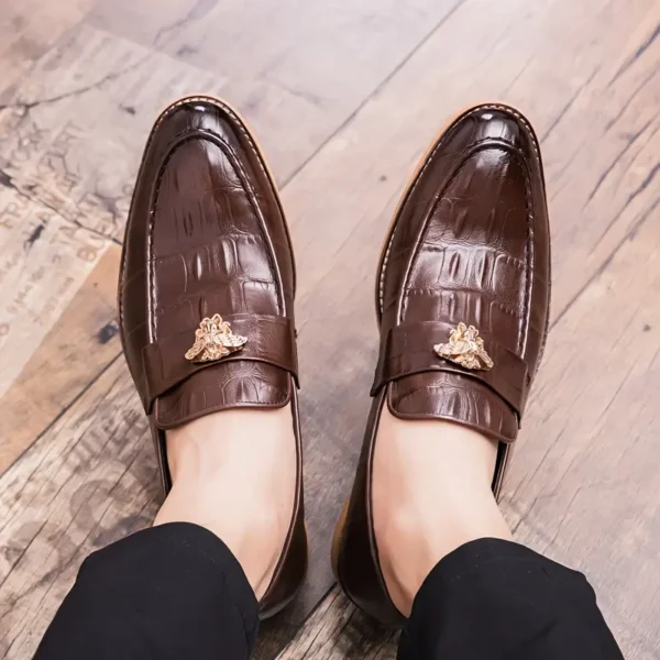 Mocassins décontractés pour hommes, Chaussures habillées en similicuir à enfiler de couleur unie avec détails ornés, design bas pour un look professionnel – Image 2