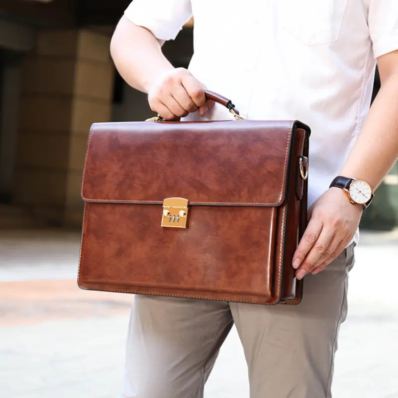 Mallette d'affaires élégante pour homme avec verrouillage par mot de passe, bandoulière réglable et compartiment pour tablette, Sac à main en similicuir imperméable pour le travail et le bureau 2 Mallette d'affaires élégante pour homme avec verrouillage par mot de passe, bandoulière réglable et compartiment pour tablette, Sac à main en similicuir imperméable pour le travail et le bureau