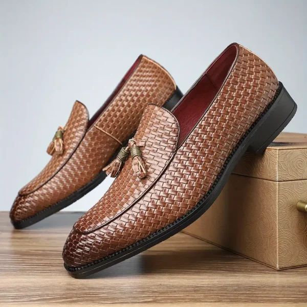 Chaussures habillées élégantes à enfiler pour hommes, Semelle en caoutchouc durable, coupe confortable avec détails à pompons pour mariages et affaires – Image 5