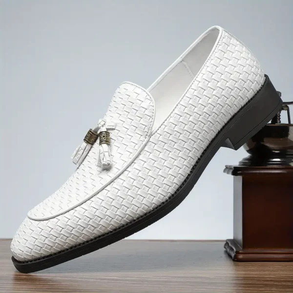 Chaussures habillées élégantes à enfiler pour hommes, Semelle en caoutchouc durable, coupe confortable avec détails à pompons pour mariages et affaires – Image 2