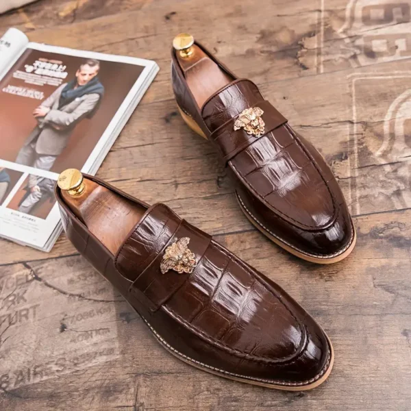 Mocassins décontractés pour hommes, Chaussures habillées en similicuir à enfiler de couleur unie avec détails ornés, design bas pour un look professionnel – Image 4