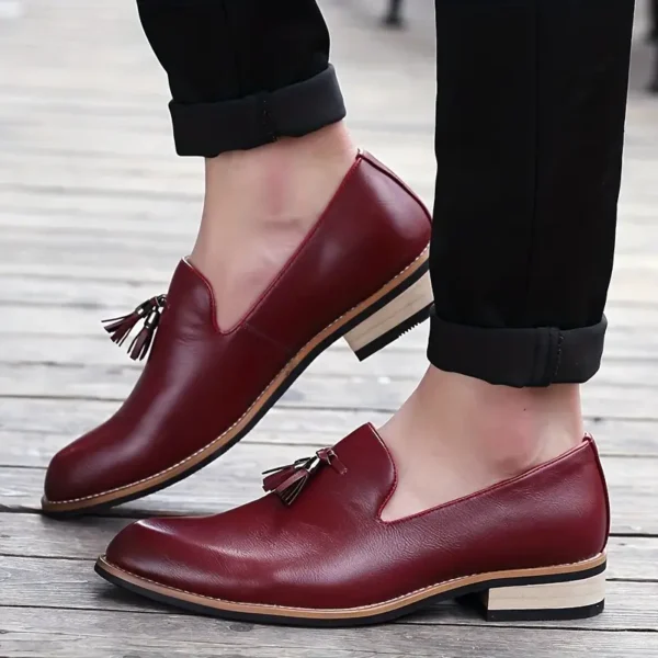 Chaussures décontractées tendance pour hommes, Mocassins à enfiler de couleur unie toutes saisons avec bout pointu, tige synthétique en microfibre, doublure en tissu, semelle en caoutchouc, semelle intérieure en fausse fourrure – Image 4