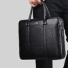 HUABUPS Mallette en similicuir noir pour homme HUABUPS Mallette en similicuir noir pour homme, Grande capacité, motif crocodile, sac d'affaires avec bandoulière réglable, convient pour ordinateur portable de 14 pouces, idéal pour le bureau et les déplacements quotidiens 26 décembre 2024 Kotazando