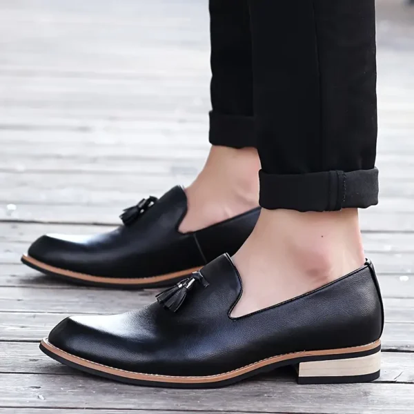 Chaussures décontractées tendance pour hommes, Mocassins à enfiler de couleur unie toutes saisons avec bout pointu, tige synthétique en microfibre, doublure en tissu, semelle en caoutchouc, semelle intérieure en fausse fourrure – Image 7