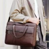 Sac fourre-tout rétro pour homme Sac fourre-tout rétro pour homme, mallette en cuir PU 26 décembre 2024 Kotazando