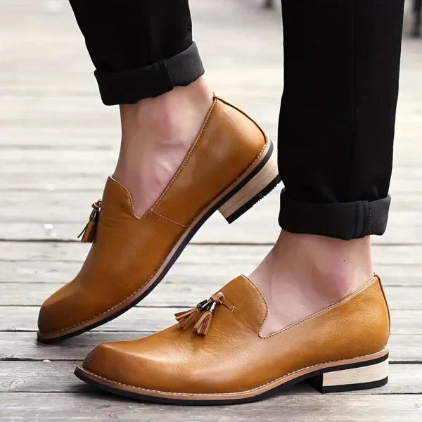 Chaussures décontractées tendance pour hommes, Mocassins à enfiler de couleur unie toutes saisons avec bout pointu, tige synthétique en microfibre, doublure en tissu, semelle en caoutchouc, semelle intérieure en fausse fourrure