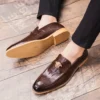 Mocassins décontractés pour hommes, Chaussures habillées en similicuir à enfiler de couleur unie avec détails ornés, design bas pour un look professionnel
