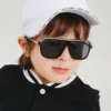 Lunettes de soleil tendance pour enfants Lunettes de soleil tendance pour enfants, 1 paire, noir, style sportif, monture et verres en PC, décoratives pour sports de plein air, voyages, accessoires de fête, convient aux garçons et aux filles 26 décembre 2024 Kotazando