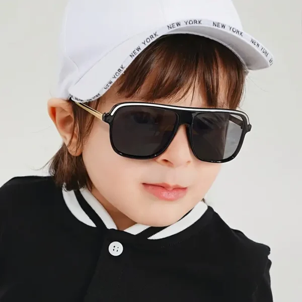 Lunettes de soleil tendance pour enfants, 1 paire, noir, style sportif, monture et verres en PC, décoratives pour sports de plein air, voyages, accessoires de fête, convient aux garçons et aux filles