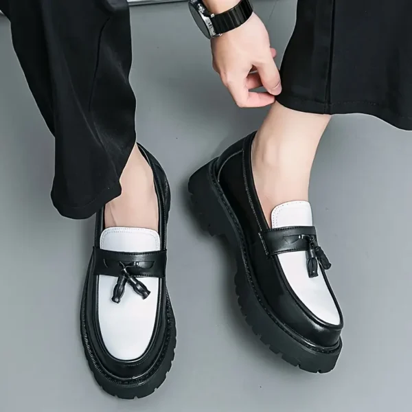 Mocassins à pampilles classiques noirs et blancs pour hommes, Chaussures décontractées polyvalentes pour les fêtes, le streetwear et les mariages - Image 7