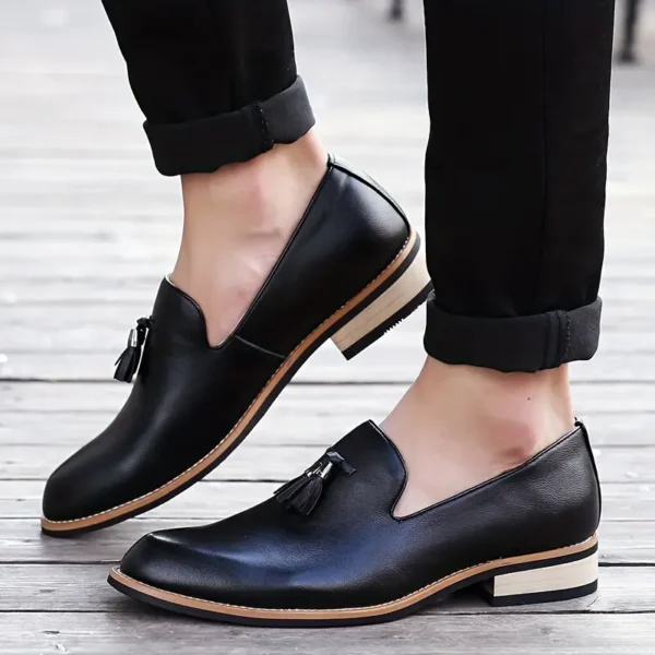 Chaussures décontractées tendance pour hommes, Mocassins à enfiler de couleur unie toutes saisons avec bout pointu, tige synthétique en microfibre, doublure en tissu, semelle en caoutchouc, semelle intérieure en fausse fourrure – Image 10