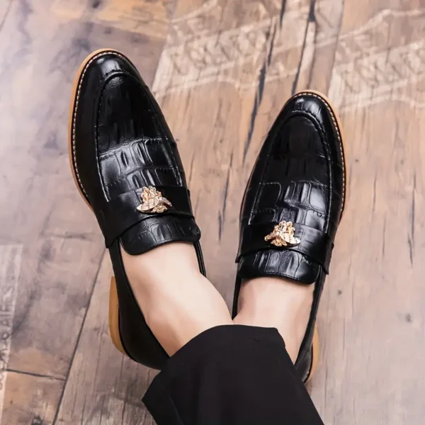 Mocassins décontractés pour hommes, Chaussures habillées en similicuir à enfiler de couleur unie avec détails ornés, design bas pour un look professionnel – Image 10