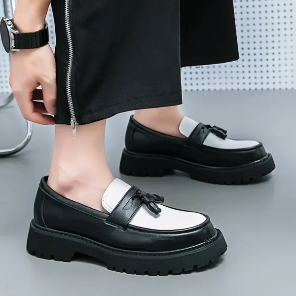 Mocassins à pampilles classiques noirs et blancs pour hommes, Chaussures décontractées polyvalentes pour les fêtes, le streetwear et les mariages - Image 10