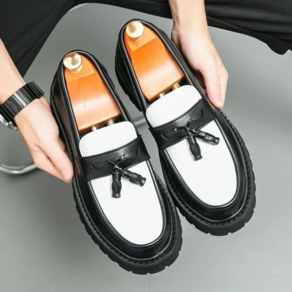 Mocassins à pampilles classiques noirs et blancs pour hommes, Chaussures décontractées polyvalentes pour les fêtes, le streetwear et les mariages - Image 9