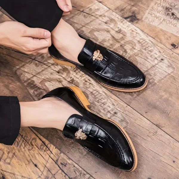 Mocassins décontractés pour hommes, Chaussures habillées en similicuir à enfiler de couleur unie avec détails ornés, design bas pour un look professionnel – Image 13
