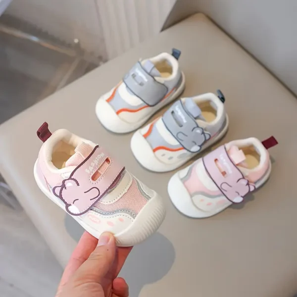 Baskets de sport et de rue pour tout-petits, design de dessin animé mignon avec fermeture réglable, chaussures basses en PU et tissu pour garçons et filles