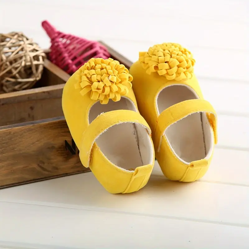 Adorables chaussures Mary Jane pour bébé fille avec accents floraux, Tissu antidérapant et respirant pour toutes les saisons 3 Adorables chaussures Mary Jane pour bébé fille avec accents floraux, Tissu antidérapant et respirant pour toutes les saisons – Image 2