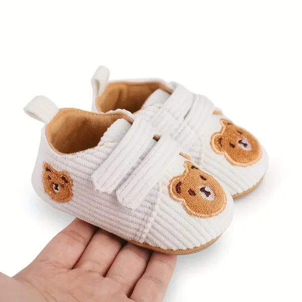 Une paire de chaussures de sport à motif d'ours de dessin animé pour filles et garçons, adaptées aux nourrissons de 0 à 1 an qui apprennent à marcher