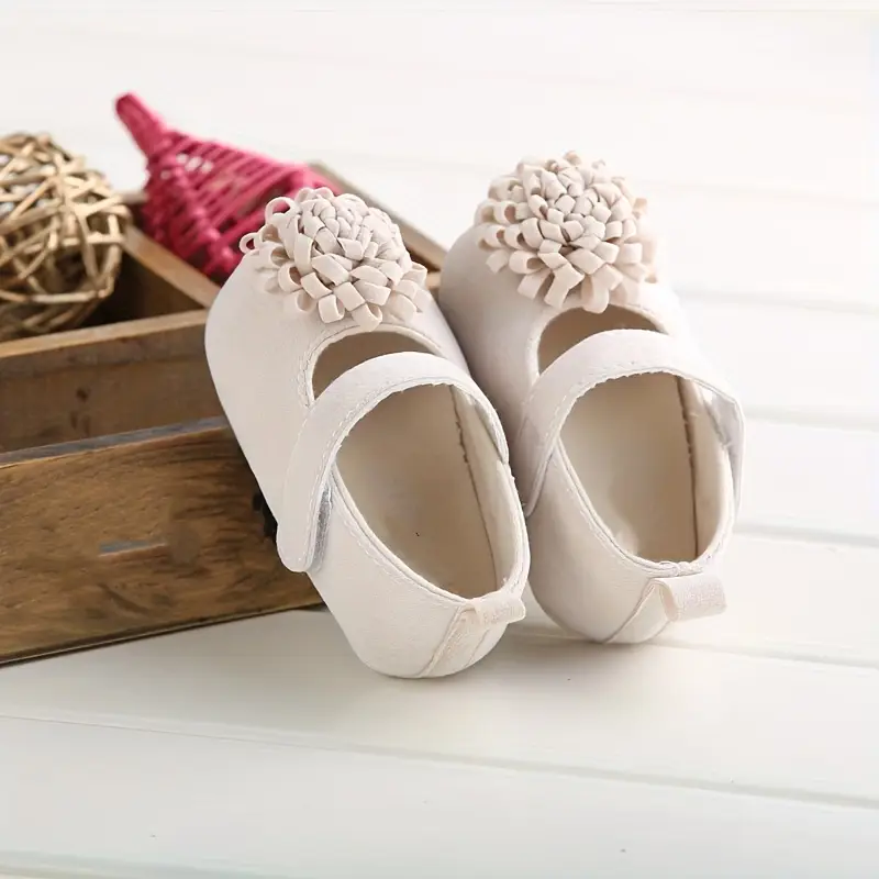 Adorables chaussures Mary Jane pour bébé fille avec accents floraux, Tissu antidérapant et respirant pour toutes les saisons 11 Adorables chaussures Mary Jane pour bébé fille avec accents floraux, Tissu antidérapant et respirant pour toutes les saisons – Image 10