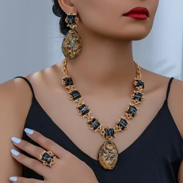 Ensemble de bijoux luxueux en pierres précieuses rouges pour mariées - Comprend un collier, des boucles d'oreilles, un bracelet et une bague – Image 6