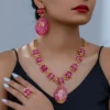 Ensemble de bijoux luxueux en pierres précieuses rouges pour mariées Ensemble de bijoux luxueux en pierres précieuses rouges pour mariées - Comprend un collier, des boucles d'oreilles, un bracelet et une bague 7 janvier 2025 Kotazando
