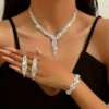 Ensemble de bijoux de soirée 1 collier + 1 paire de boucles d'oreilles + 1 bracelet Boucles d'oreilles pendantes + collier/boucles d'oreilles pendantes + collier + bracelet Ensemble de bijoux élégants en plaqué argent 6 janvier 2025 Kotazando