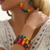 Ensemble de bracelets en bois colorés de style bohème avec boucles d'oreilles créoles pendantes