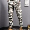 Pantalon cargo imprimé camouflage Pantalon cargo imprimé camouflage, pantalon ample 100 % polyester, style urbain, avec plusieurs poches, pour un week-end décontracté, tissu tissé toutes saisons, pantalon grande taille 10 mars 2025 Kotazando