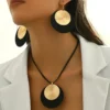 Ensemble de boucles d'oreilles bicolores et collier pendentif rond de style hip-hop simple Ensemble de boucles d'oreilles bicolores et collier pendentif rond de style hip-hop simple, matériau en fer 6 janvier 2025 Kotazando