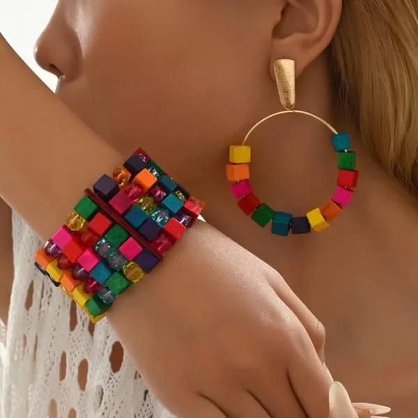 Ensemble de bracelets en bois colorés de style bohème avec boucles d'oreilles créoles pendantes – Image 7