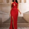 Une robe de soirée rouge unie pour femme Une robe de soirée rouge unie pour femme, avec un style élégant avec un design à col haut en maille et paillettes 6 janvier 2025 Kotazando