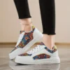 Baskets tendance pour femme à imprimé mandala coloré 1 Baskets tendance pour femme à imprimé mandala coloré Baskets tendance pour femme à imprimé mandala coloré 3 mai 2025 Kotazando