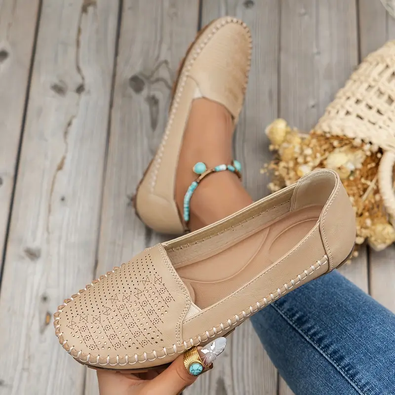 Chaussures plates rétro perforées pour femme 3 Chaussures plates rétro perforées pour femme – Image 2