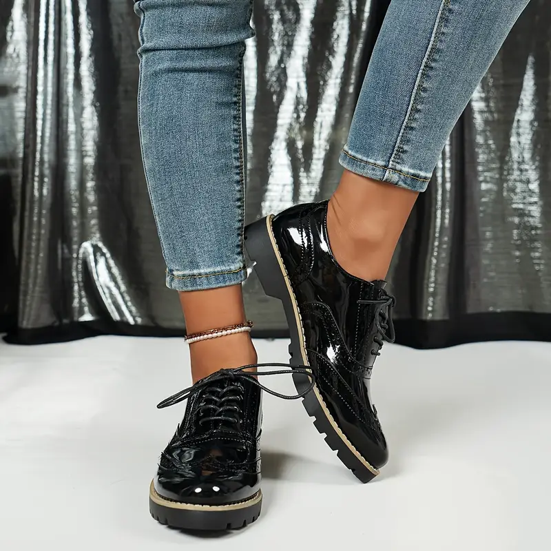 Chaussures femme tendance, style anglais, laquées et sculptées 5 Chaussures femme tendance, style anglais, laquées et sculptées – Image 4