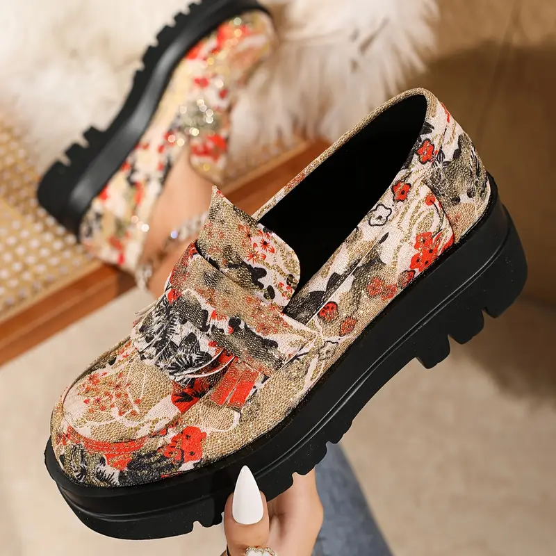 Mocassins brodés à fleurs chinoises et pompons pour femme 2 Mocassins brodés à fleurs chinoises et pompons pour femme