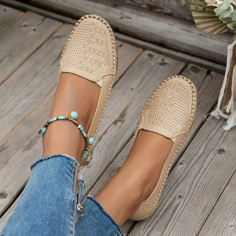 Chaussures plates rétro perforées pour femme 10 Chaussures plates rétro perforées pour femme – Image 9